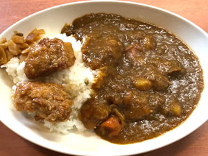 牛煮込みカレー 鳥の唐揚げのせ写真